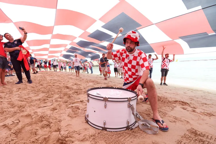 Hrvatski navijači Vatrenima priredili vatrenu atmosferu: Jedan političar 'zalutao' među njima