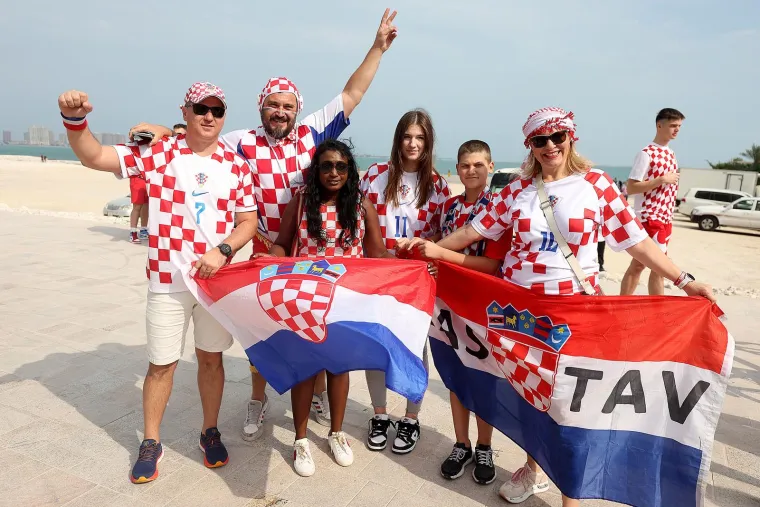 Hrvatski navijači Vatrenima priredili vatrenu atmosferu: Jedan političar 'zalutao' među njima