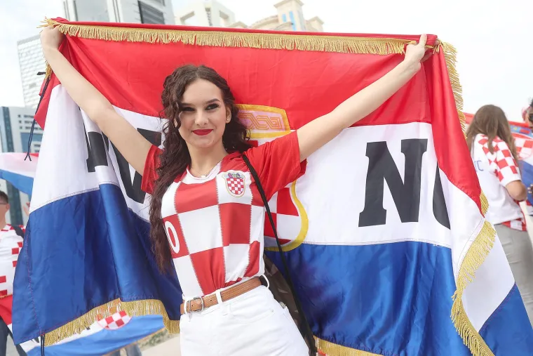 Hrvatski navijači Vatrenima priredili vatrenu atmosferu: Jedan političar 'zalutao' među njima