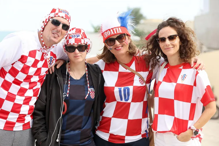 Hrvatski navijači Vatrenima priredili vatrenu atmosferu: Jedan političar 'zalutao' među njima