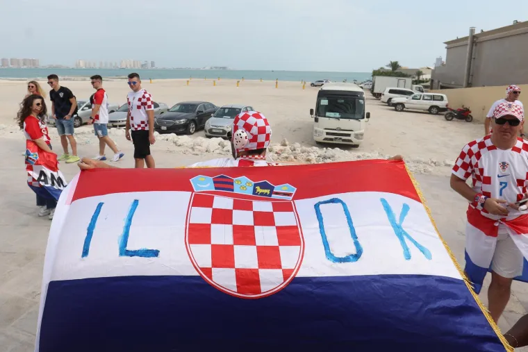 Hrvatski navijači Vatrenima priredili vatrenu atmosferu: Jedan političar 'zalutao' među njima