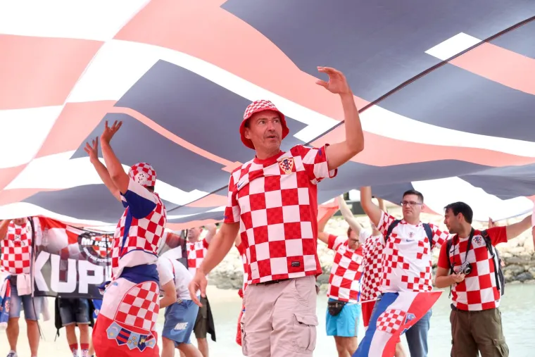 Hrvatski navijači Vatrenima priredili vatrenu atmosferu: Jedan političar 'zalutao' među njima