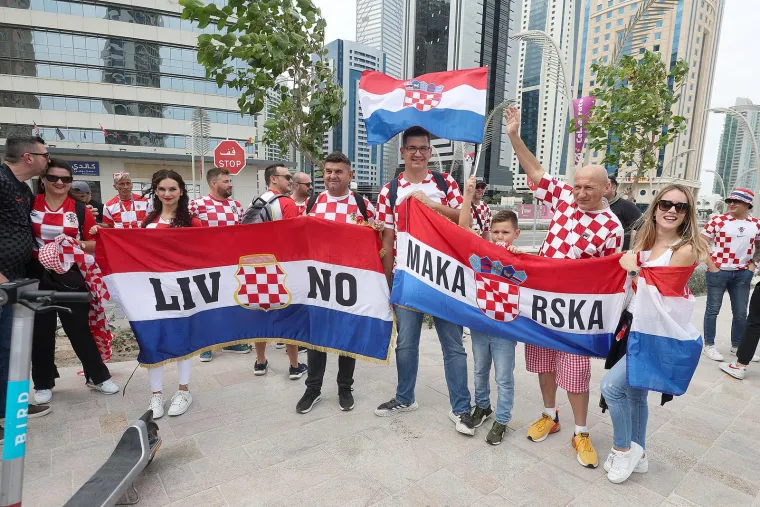 Hrvatski navijači Vatrenima priredili vatrenu atmosferu: Jedan političar 'zalutao' među njima