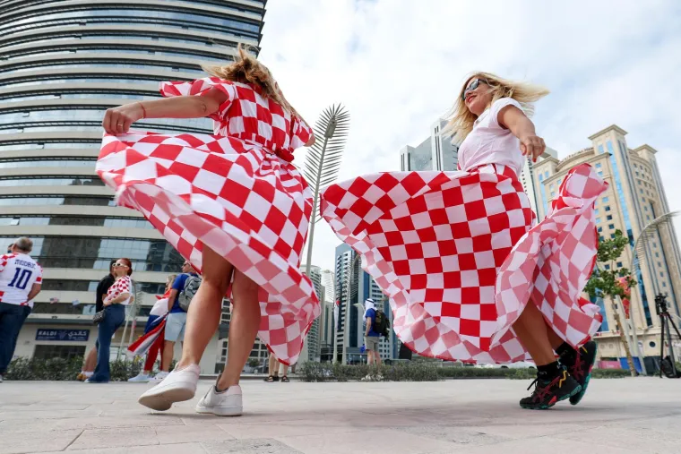 Hrvatski navijači Vatrenima priredili vatrenu atmosferu: Jedan političar 'zalutao' među njima