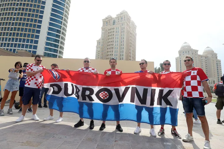 Hrvatski navijači Vatrenima priredili vatrenu atmosferu: Jedan političar 'zalutao' među njima