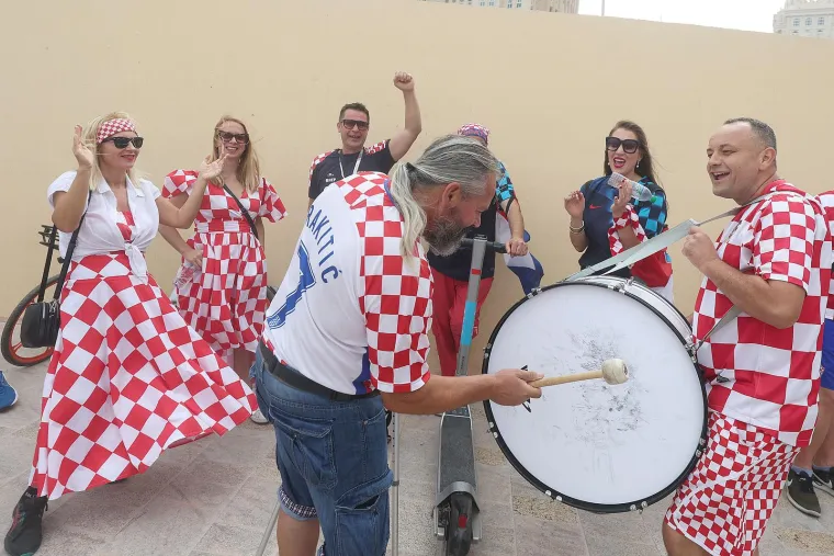 Hrvatski navijači Vatrenima priredili vatrenu atmosferu: Jedan političar 'zalutao' među njima