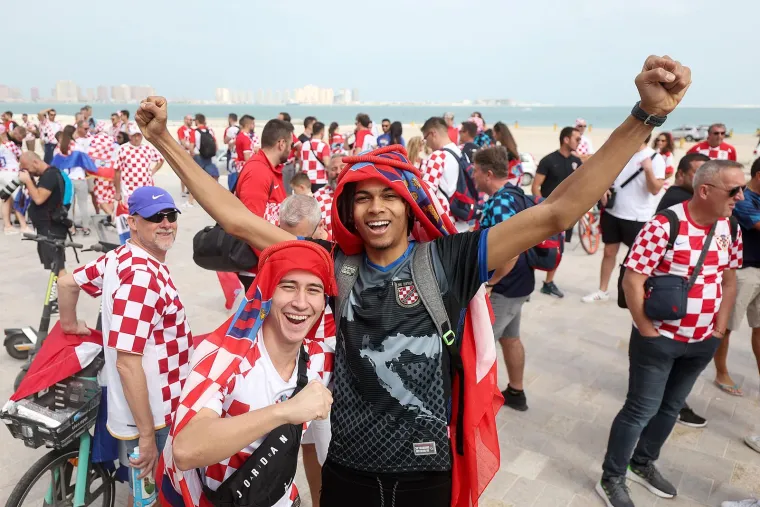 Hrvatski navijači Vatrenima priredili vatrenu atmosferu: Jedan političar 'zalutao' među njima