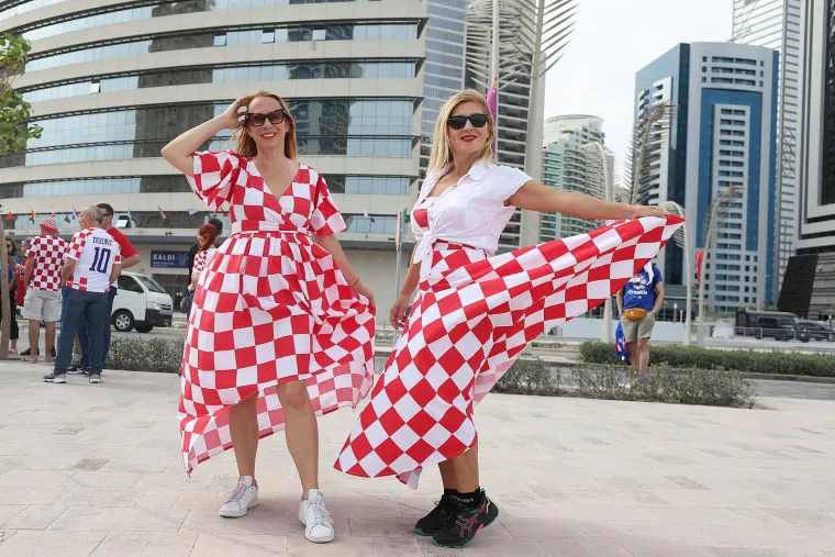 Hrvatski navijači stigli na plažu, razvukli zastavu i nastale su nezapamćene scene. Pogledajte 'ludnicu' u Dohi