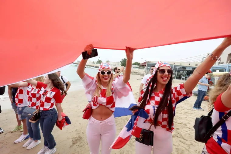 Hrvatski navijači stigli na plažu, razvukli zastavu i nastale su nezapamćene scene. Pogledajte 'ludnicu' u Dohi