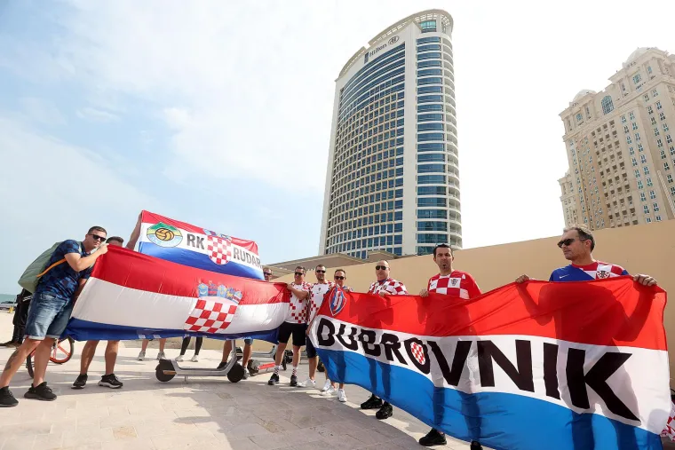 Hrvatski navijači stigli na plažu, razvukli zastavu i nastale su nezapamćene scene. Pogledajte 'ludnicu' u Dohi