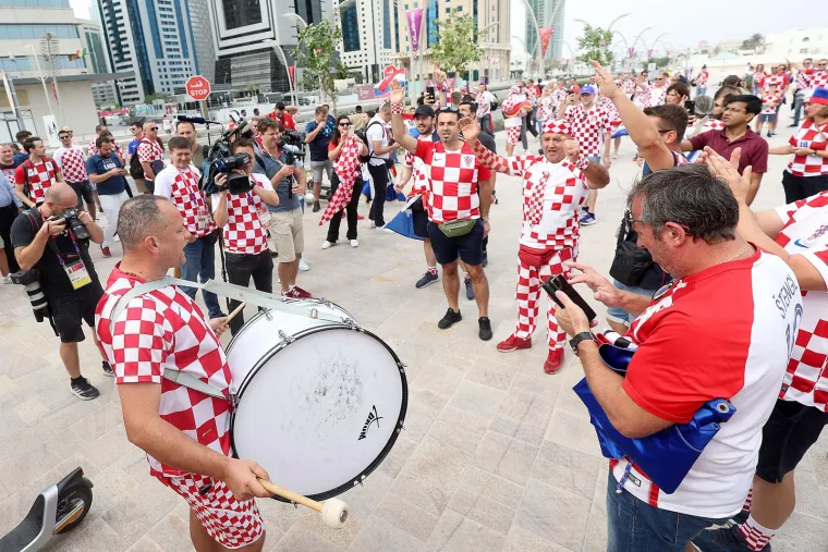 Hrvatski navijači stigli na plažu, razvukli zastavu i nastale su nezapamćene scene. Pogledajte 'ludnicu' u Dohi