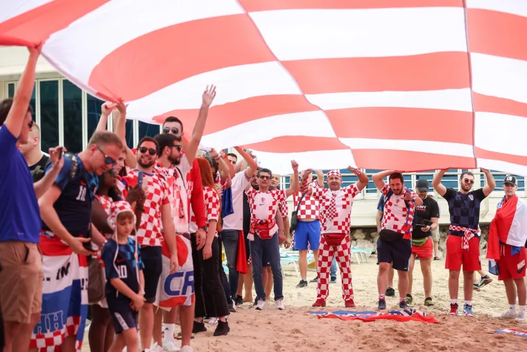 Hrvatski navijači stigli na plažu, razvukli zastavu i nastale su nezapamćene scene. Pogledajte 'ludnicu' u Dohi