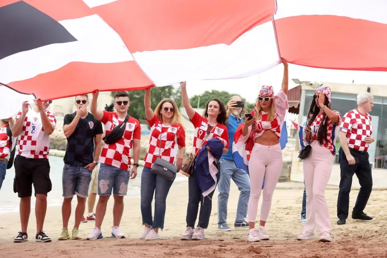 Hrvatski navijači stigli na plažu, razvukli zastavu i nastale su nezapamćene scene. Pogledajte 'ludnicu' u Dohi