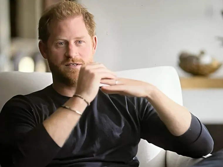 "Govor njegovog tijela sugerira da je u dubokom &scaron;oku, toliko da se ne može sjetiti dana u tjednu... Njegovo disanje sugerira stres, njegovi verbalni dodaci 'Um...' signaliziraju zbunjenost. Preokrene očima i zapinje jezikom &scaron;to sve sugerira adrenalin izazvan stresom", istaknula je.