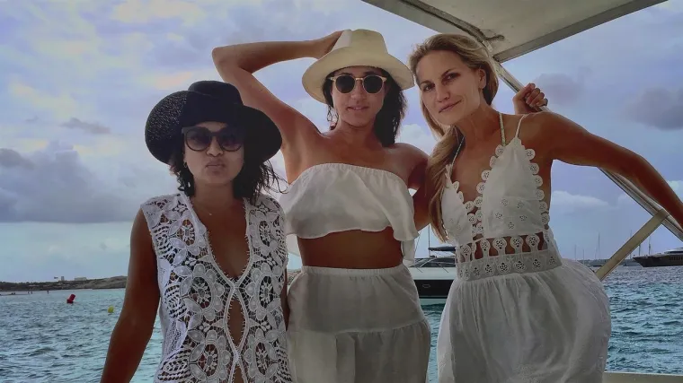 "Sve je tako predramatično", rekla je Judi. "Meghanin dnevnik je jednako dramatičan. Kosa joj je u ručniku kao da je upravo oprana, a lijeva joj je noga savijena i podignuta kao da lakira nokte. Ona čačka nokte, &scaron;to ukazuje na tjeskobu, a lice joj se nabora dok &scaron;apuće kameri koja snima: 'Ne znam vi&scaron;e &scaron;to bih rekla'. Jedva može govoriti osim nekoliko uzdaha i stanki, poput glumca koji se osu&scaron;io na pozornici", primijetila je Judi.