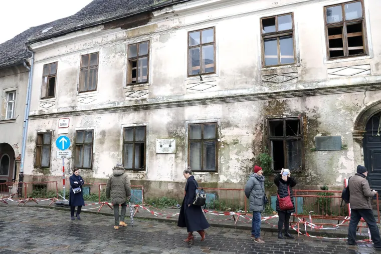 Kraj Vlade i Sabora propada Palača. Trebala je postati muzej, a na kraju postala ruglo grada