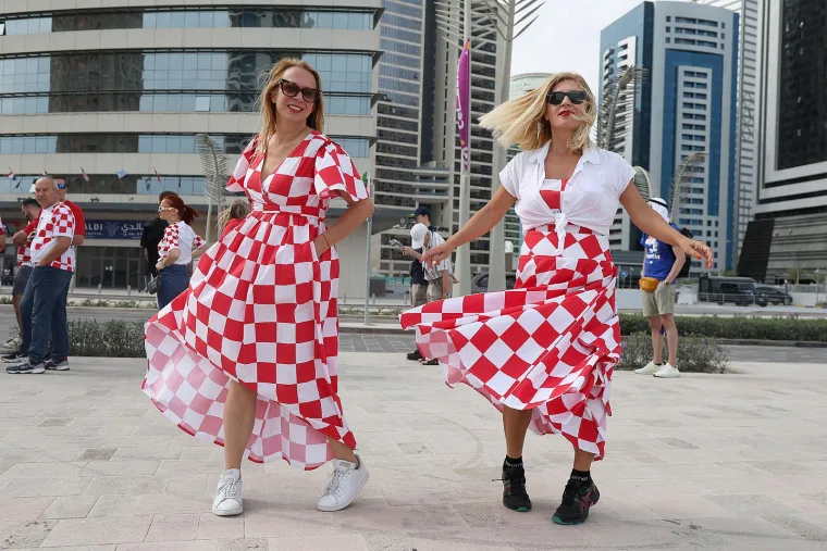 Hrvatski navijači okružili ljepoticu u badiću koji vi&scaron;e otkriva nego pokriva, njezina reakcija je hit