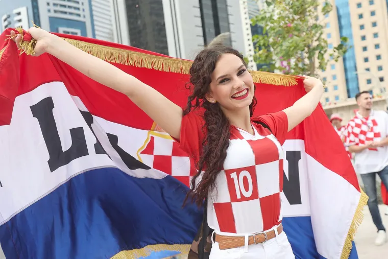 Hrvatski navijači okružili ljepoticu u badiću koji vi&scaron;e otkriva nego pokriva, njezina reakcija je hit