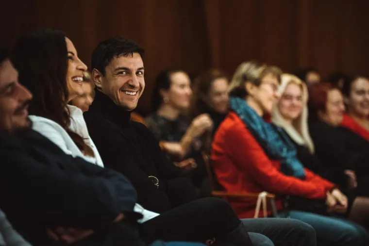 &quot;Jako sam zadovoljna i ponosna na uspjeh predstave kod premijerne publike. Režijski mi je cilj bio ispričati ne samo priču glavne protagonistkinje, nego i svih ostalih likova u ovoj monodrami i to tako da sve crtice iz njihovih života budu jasne, ali i da proizvedu emociju ili smijeh u publici, za što mislim da smo uspješno postigli. Publika je bila divna, Katarina je pokazala vrh glumačke vještine i samim time je cijela predstava, zajedno sa zagrebačkom publikom, dobila cjelinu koju smo željeli i kojoj smo se nadali. Inače, suradnja s ovim odličnim kreativnim timom preduvjet za prenošenje priče publici i ne mogu biti sretnija što sam okružena profesionalcima s kojima se savršeno razumijem u viziji predstave&quot;,  rekla je redateljica Tihana Strmečki.