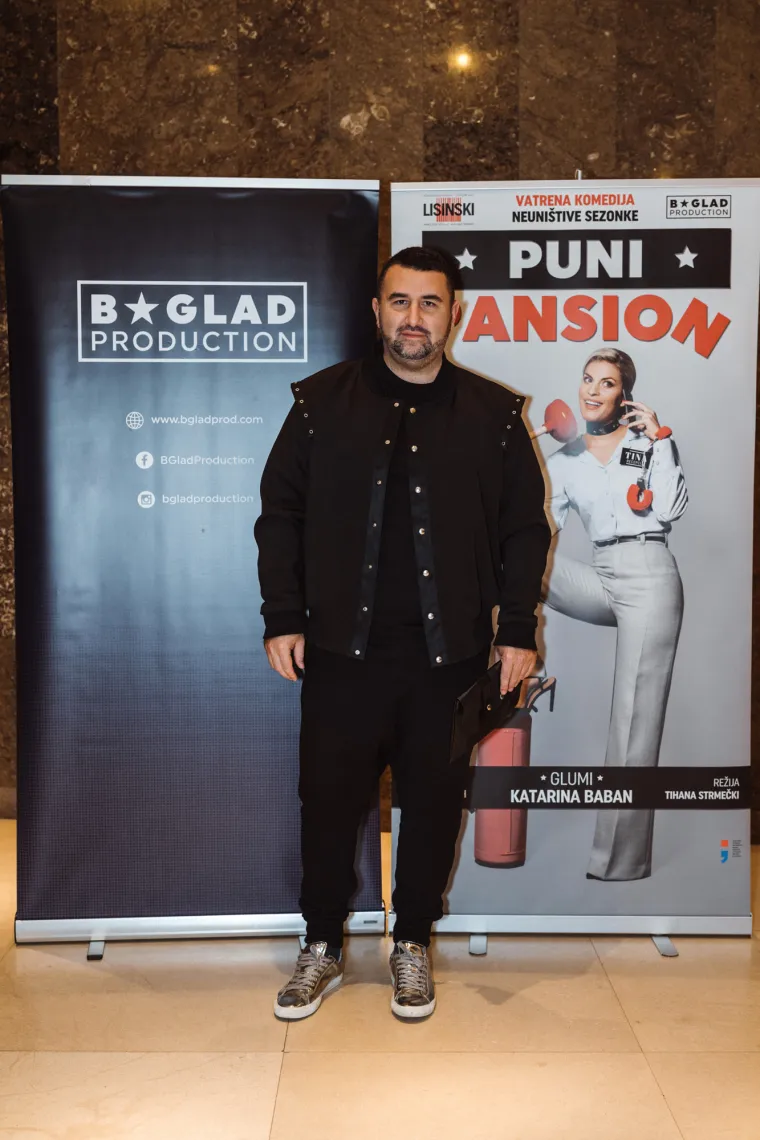 Otkrijte na što su spremni &apos;mali&apos; ljudi koji na današnjem nemilosrdnom tržištu rada svim snagama nastoje očuvati svoje dostojanstvo i snove. Dođite i nasmijte se u predstavi kakvu do sada niste imali priliku vidjeti – Puni pansion. Nova izvedba bit će 18. prosinca u Lisinskom u 20 sati, a ulaznice se mogu kupiti na blagajni Lisinskog i online na portalu ulaznice.hr. 