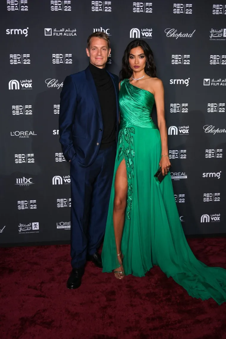 Joel Kinnaman i Kelly Gale