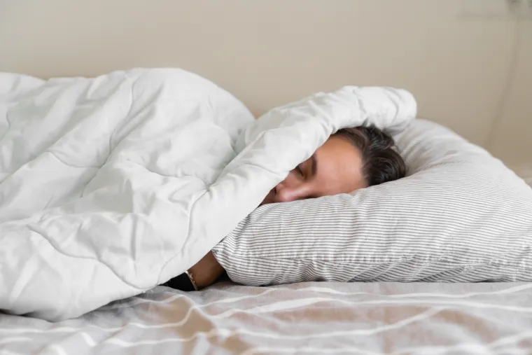 Dodao je da život i spavanje u hladnom domu može povećati vaše šanse da obolite od raznih bolesti. Električar je preporučio održavanje temperature u vašem domu između 18°C i 21°C.