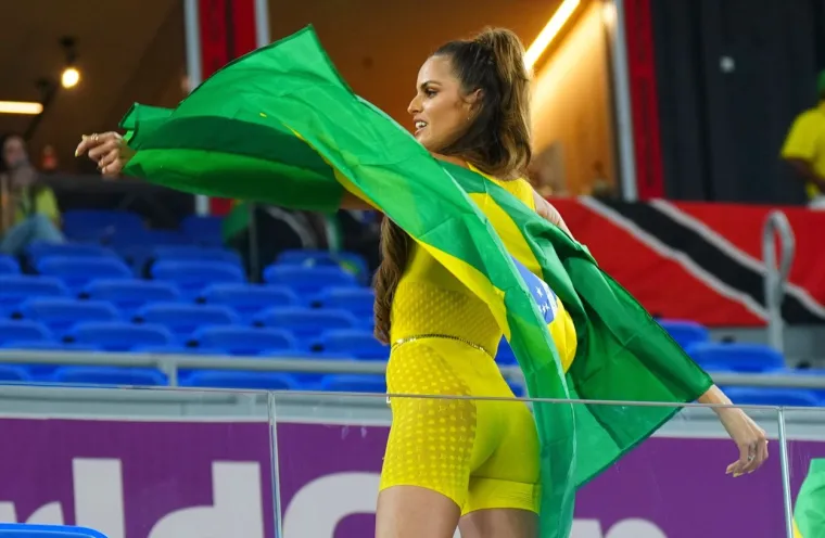 Manekenka je zaručena za njemačkog golmana Kevina Trappa, a osim što je nosila revije VS-a, znaju je i po tome što je pozirala za Sports Illustrated Swimsuit Issue i Armani Exchange. 