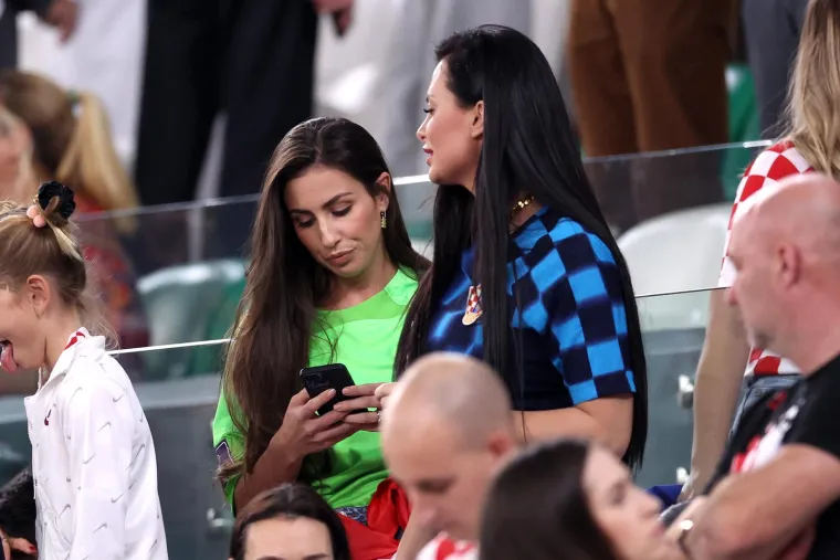 Jeste li primijetili u čemu se Livakovićeva supruga pojavila na tribinama?