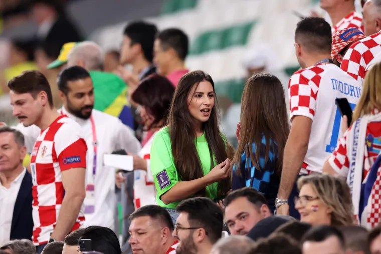 Jeste li primijetili u čemu se Livakovićeva supruga pojavila na tribinama?
