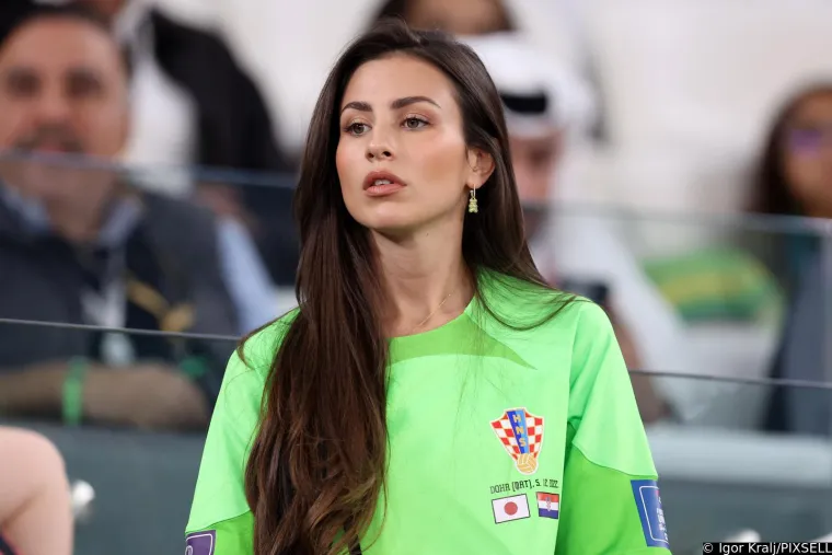 Jeste li primijetili u čemu se Livakovićeva supruga pojavila na tribinama?
