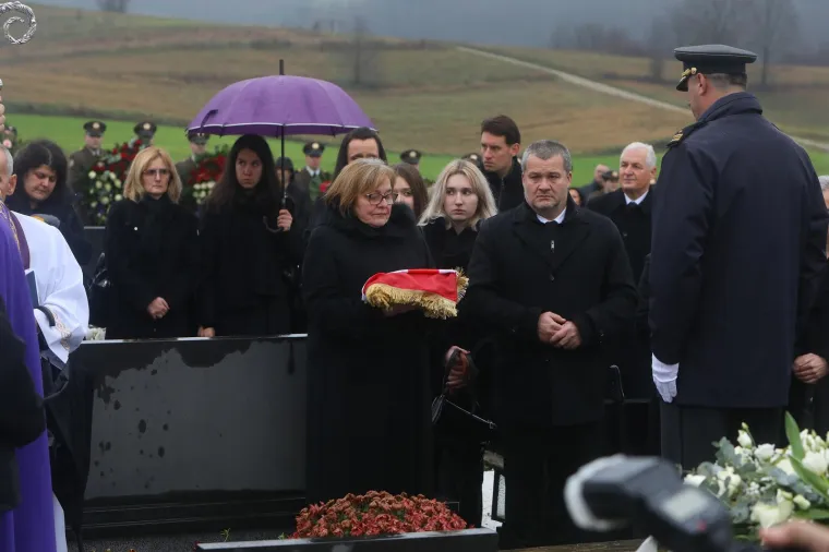 Pokopan general Pavao Miljavac, na ispraćaju obitelj, prijatelji, suborci i brojni političari