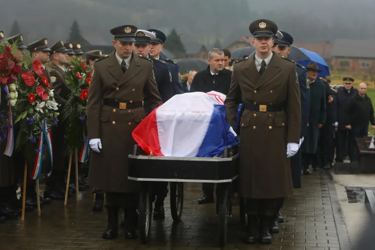Pokopan general Pavao Miljavac, na ispraćaju obitelj, prijatelji, suborci i brojni političari