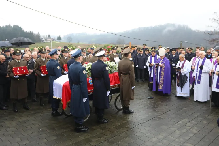 Pokopan general Pavao Miljavac, na ispraćaju obitelj, prijatelji, suborci i brojni političari