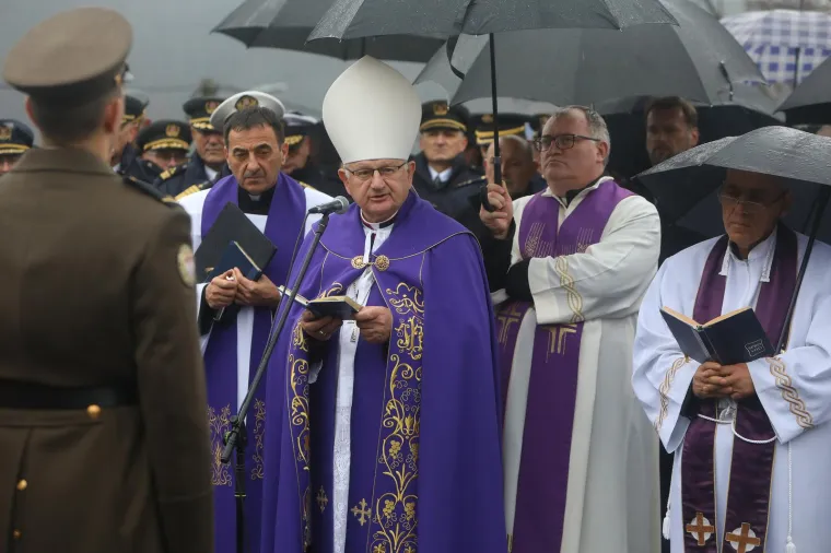 Pokopan general Pavao Miljavac, na ispraćaju obitelj, prijatelji, suborci i brojni političari