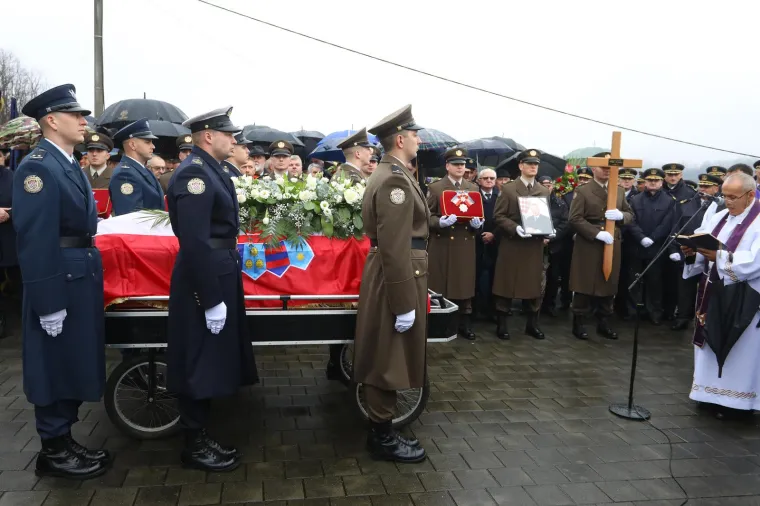 Pokopan general Pavao Miljavac, na ispraćaju obitelj, prijatelji, suborci i brojni političari