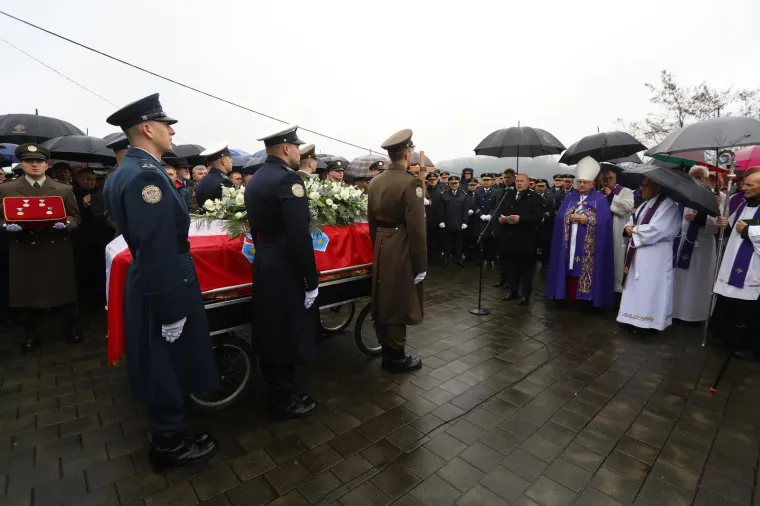 Pokopan general Pavao Miljavac, na ispraćaju obitelj, prijatelji, suborci i brojni političari