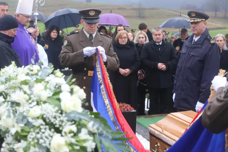 Pokopan general Pavao Miljavac, na ispraćaju obitelj, prijatelji, suborci i brojni političari