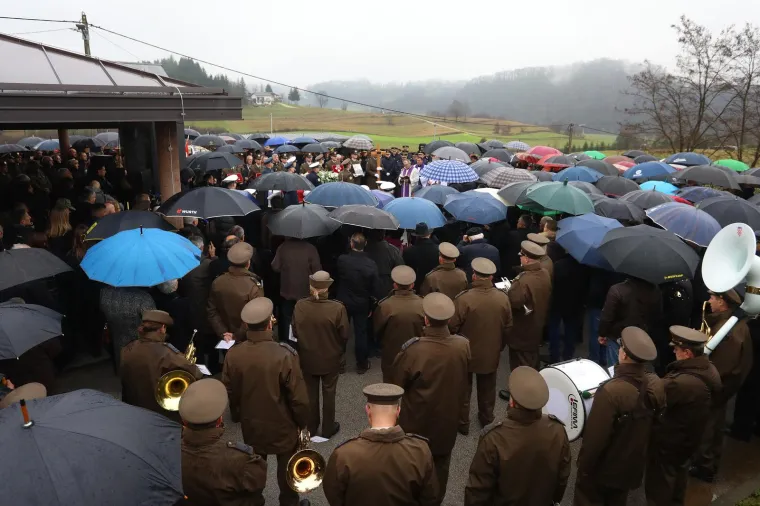 Pokopan general Pavao Miljavac, na ispraćaju obitelj, prijatelji, suborci i brojni političari