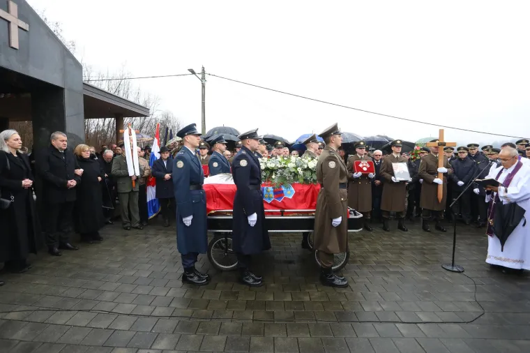 Pokopan general Pavao Miljavac, na ispraćaju obitelj, prijatelji, suborci i brojni političari