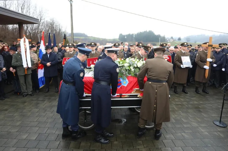 Pokopan general Pavao Miljavac, na ispraćaju obitelj, prijatelji, suborci i brojni političari