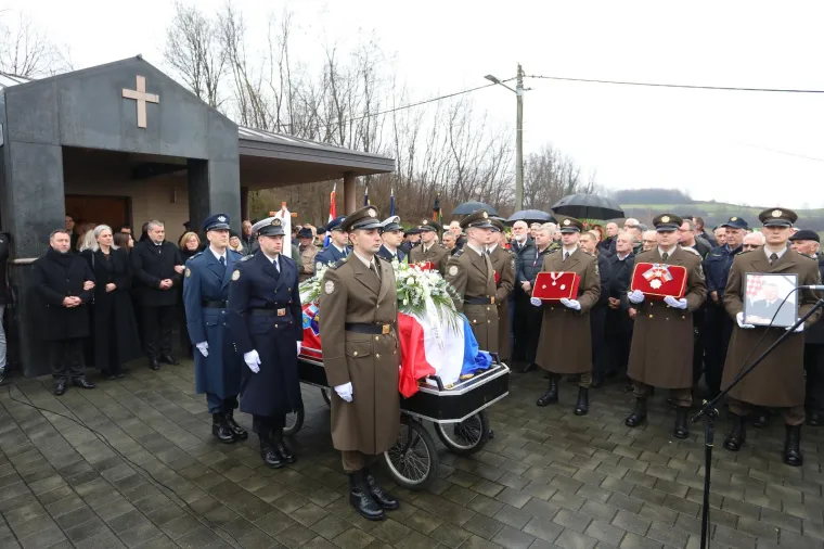Pokopan general Pavao Miljavac, na ispraćaju obitelj, prijatelji, suborci i brojni političari