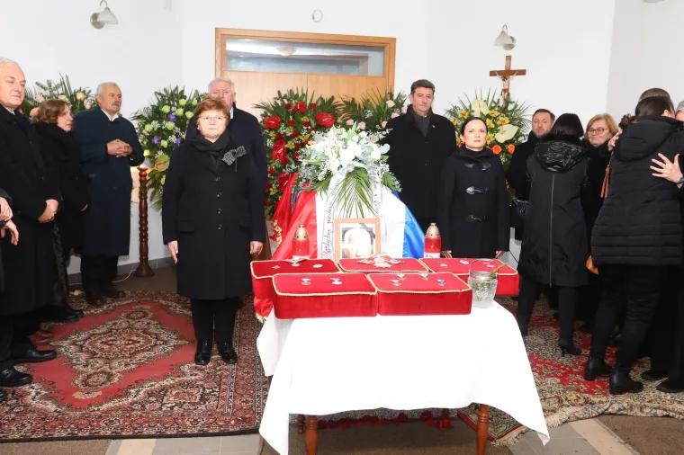Pokopan general Pavao Miljavac, na ispraćaju obitelj, prijatelji, suborci i brojni političari