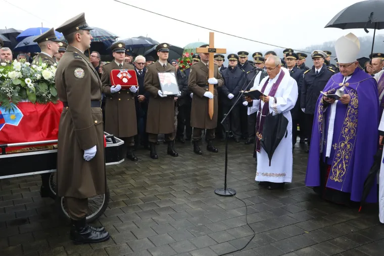 Pokopan general Pavao Miljavac, na ispraćaju obitelj, prijatelji, suborci i brojni političari