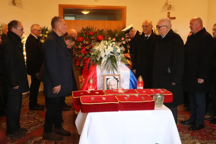 Pokopan general Pavao Miljavac, na ispraćaju obitelj, prijatelji, suborci i brojni političari