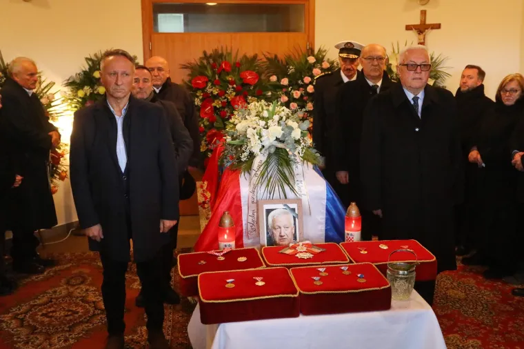 Pokopan general Pavao Miljavac, na ispraćaju obitelj, prijatelji, suborci i brojni političari
