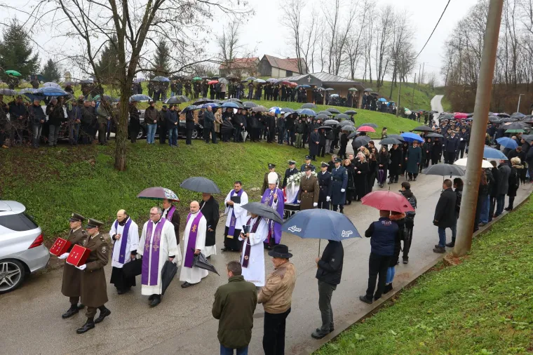 Pokopan general Pavao Miljavac, na ispraćaju obitelj, prijatelji, suborci i brojni političari