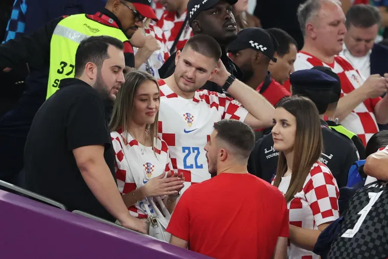 Poljupci, zagrljaji i suze radosnice! Ovako su Vatreni proslavili spektakularnu pobjedu sa svojim obiteljima