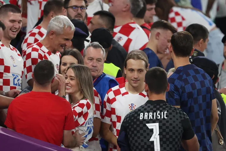 Poljupci, zagrljaji i suze radosnice! Ovako su Vatreni proslavili spektakularnu pobjedu sa svojim obiteljima