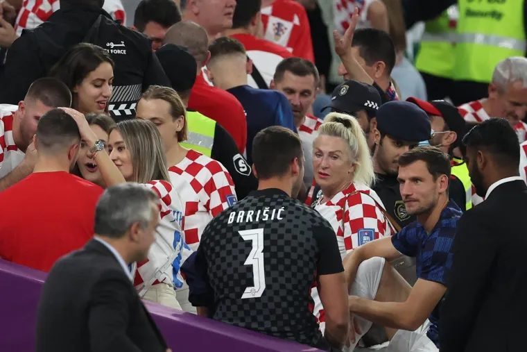 Poljupci, zagrljaji i suze radosnice! Ovako su Vatreni proslavili spektakularnu pobjedu sa svojim obiteljima