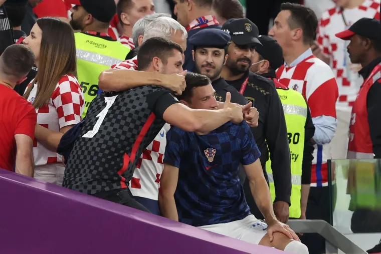 Poljupci, zagrljaji i suze radosnice! Ovako su Vatreni proslavili spektakularnu pobjedu sa svojim obiteljima